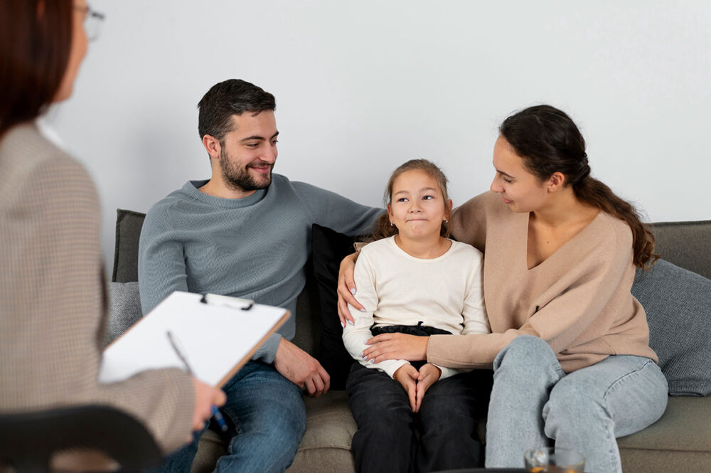 Saúde Mental Materna e Paterna é uma jornada profunda e repleta de amor, mas também pontuada por desafios complexos com O Impacto da Rotina Familiar no Bem-Estar dos Filhos.