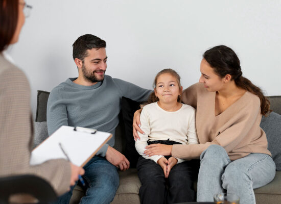 Saúde Mental Materna e Paterna é uma jornada profunda e repleta de amor, mas também pontuada por desafios complexos com O Impacto da Rotina Familiar no Bem-Estar dos Filhos.