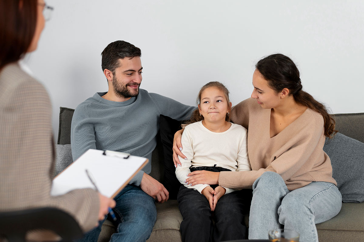 Saúde Mental Materna e Paterna é uma jornada profunda e repleta de amor, mas também pontuada por desafios complexos com O Impacto da Rotina Familiar no Bem-Estar dos Filhos.