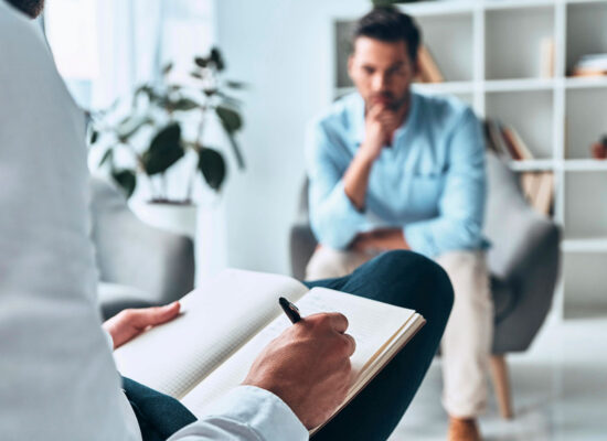 Psiquiatra ou Psicólogo Embora ambas as especialidades cuidem da saúde mental, elas possuem abordagens, formações e ferramentas diferentes.
