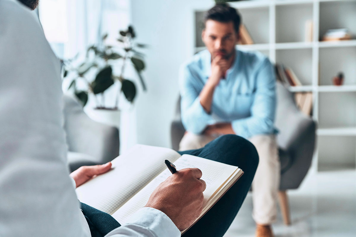 Psiquiatra ou Psicólogo Embora ambas as especialidades cuidem da saúde mental, elas possuem abordagens, formações e ferramentas diferentes.